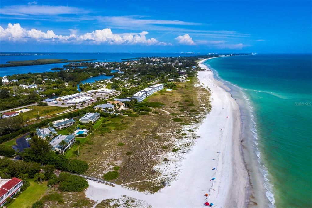 The local beach stretches for miles of gorgeous sandy coastline along the sparkling Gulf of Mexico