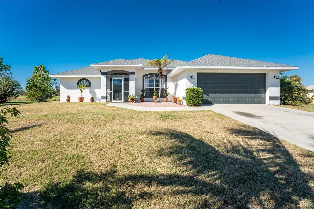 This 4 bedroom plus den/2bath/2car garage home has plenty of room for the whole family!