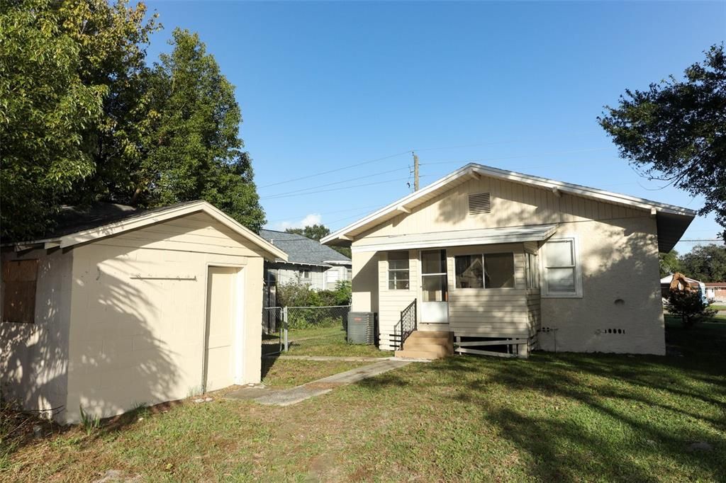 For Sale: $240,000 (2 beds, 1 baths, 1036 Square Feet)