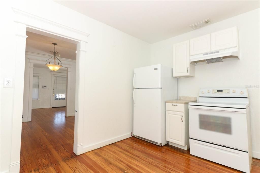 For Sale: $240,000 (2 beds, 1 baths, 1036 Square Feet)