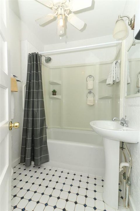 For Sale: $240,000 (2 beds, 1 baths, 1036 Square Feet)