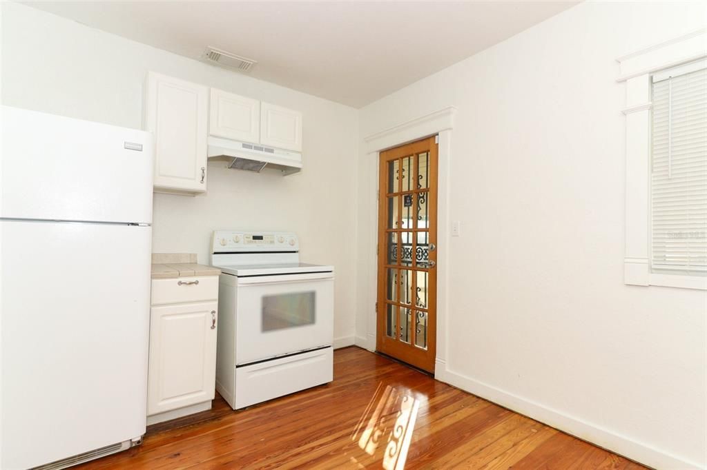 For Sale: $240,000 (2 beds, 1 baths, 1036 Square Feet)