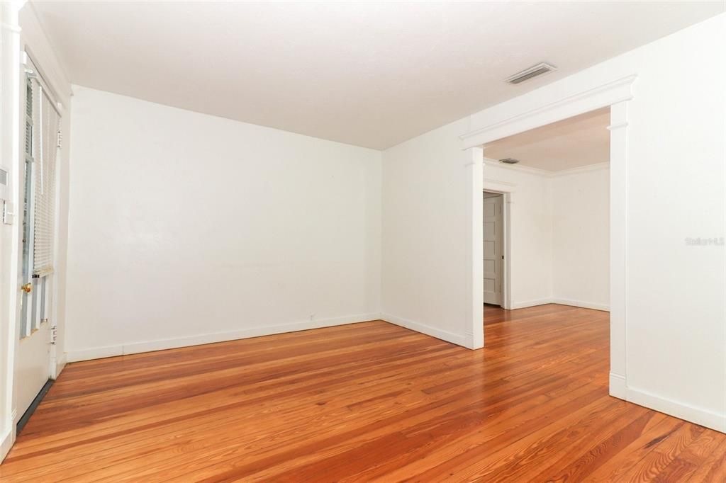 For Sale: $240,000 (2 beds, 1 baths, 1036 Square Feet)