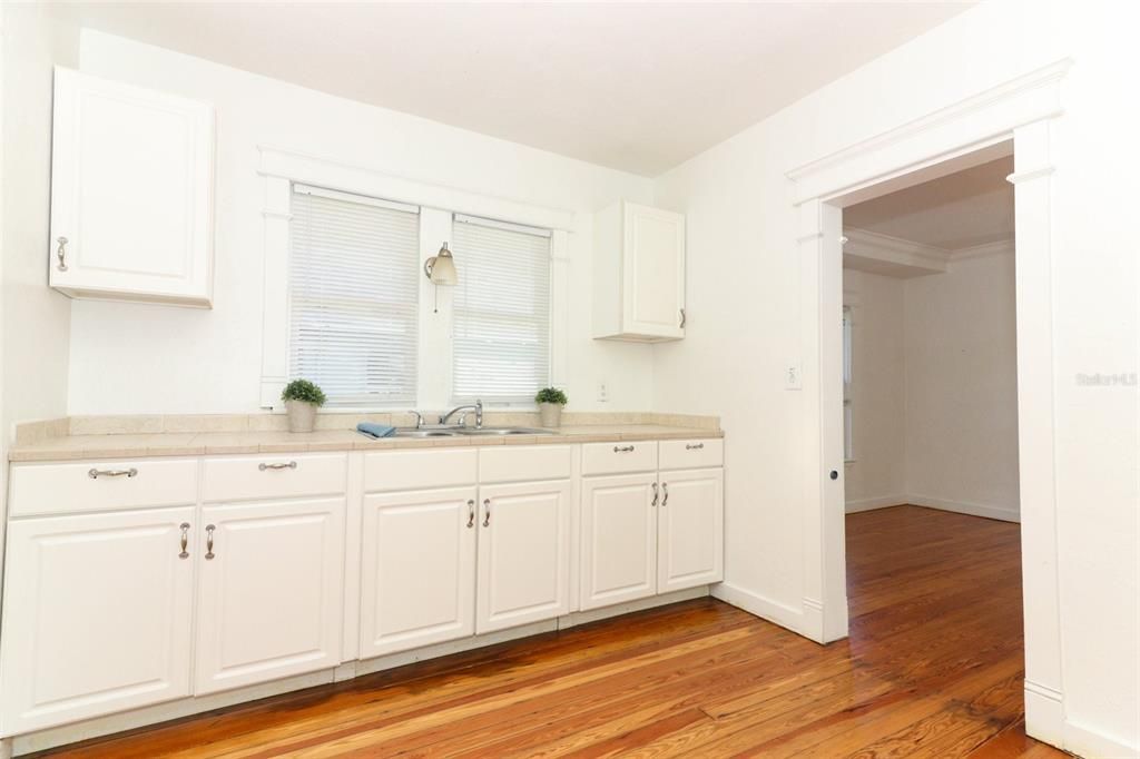 For Sale: $240,000 (2 beds, 1 baths, 1036 Square Feet)