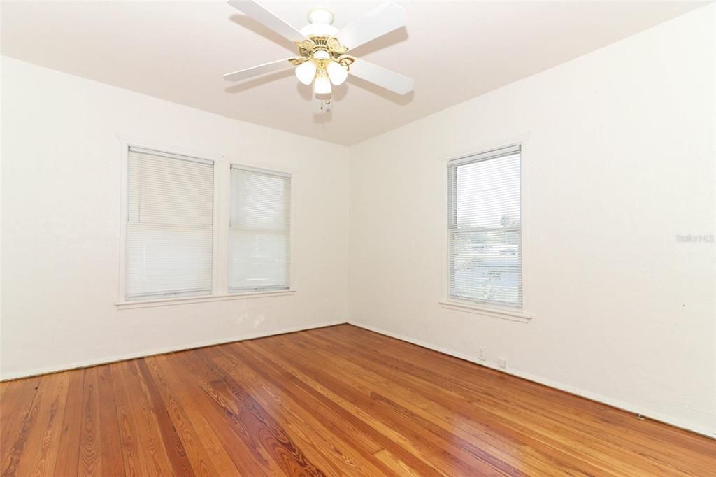 For Sale: $240,000 (2 beds, 1 baths, 1036 Square Feet)