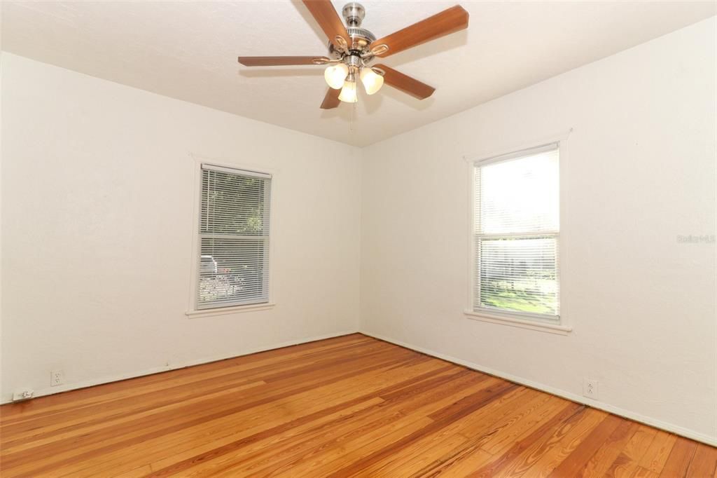 For Sale: $240,000 (2 beds, 1 baths, 1036 Square Feet)