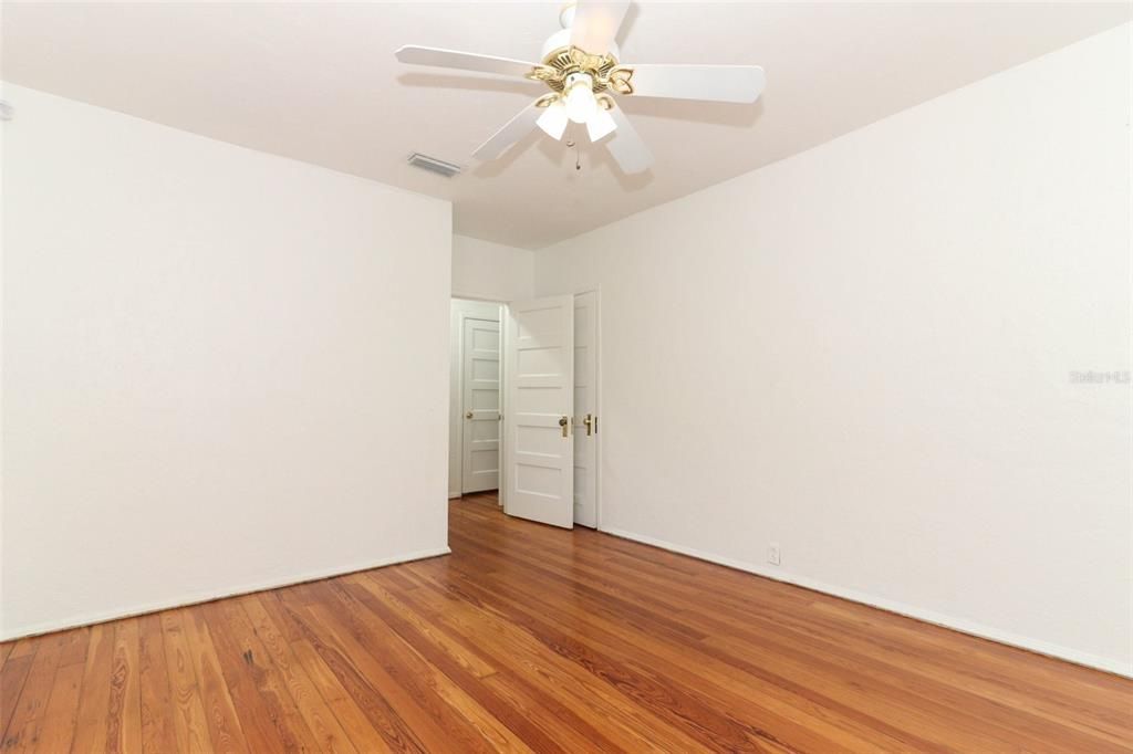 For Sale: $240,000 (2 beds, 1 baths, 1036 Square Feet)