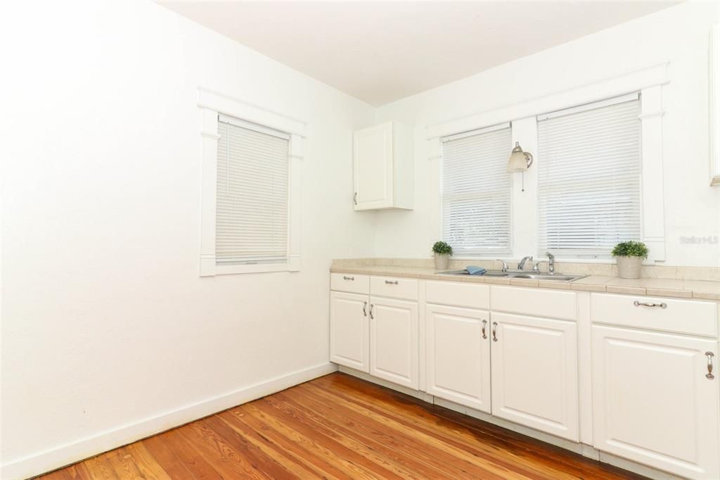 For Sale: $240,000 (2 beds, 1 baths, 1036 Square Feet)