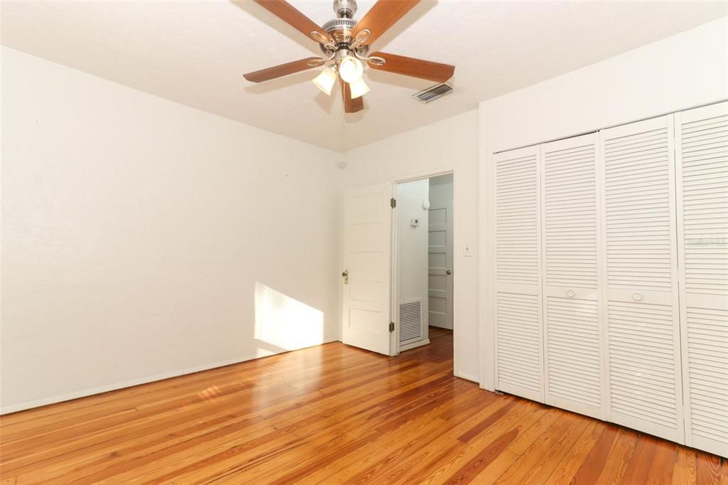 For Sale: $240,000 (2 beds, 1 baths, 1036 Square Feet)