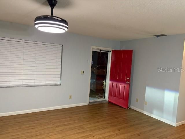 For Sale: $180,000 (2 beds, 2 baths, 962 Square Feet)