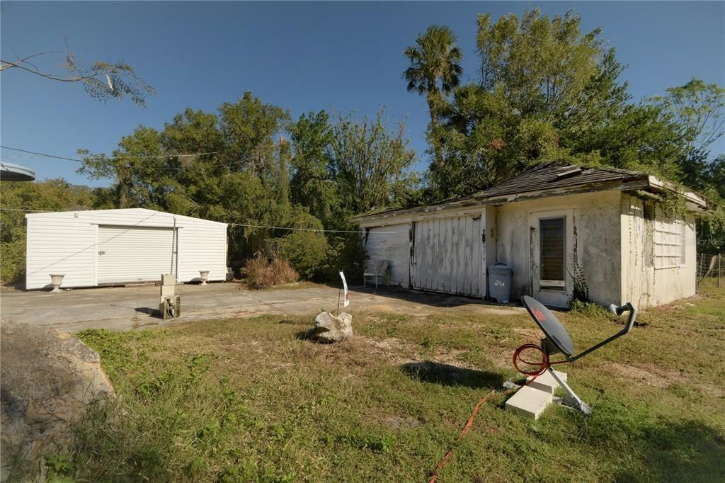 Garage and shed on the north side driveway