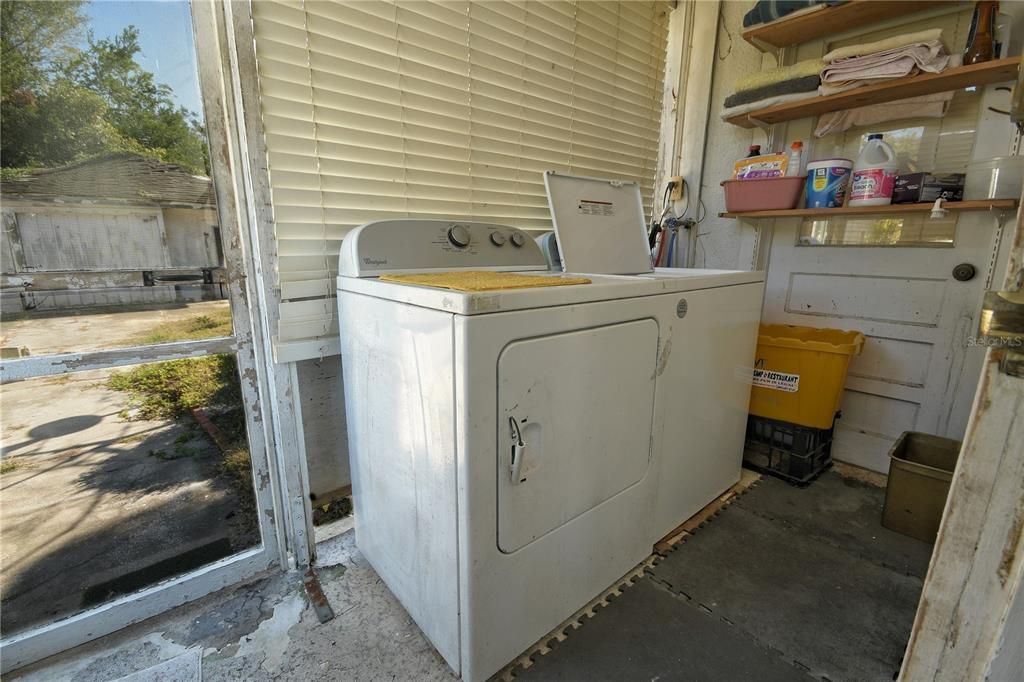 Laundry/ entrance to kitchen