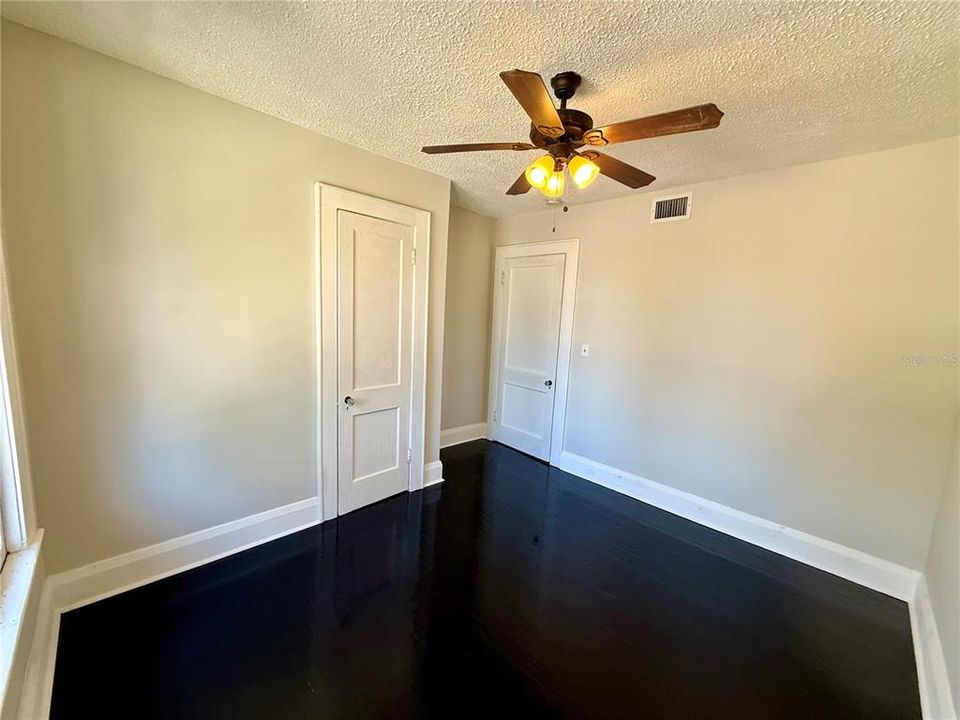 For Rent: $1,900 (2 beds, 1 baths, 950 Square Feet)