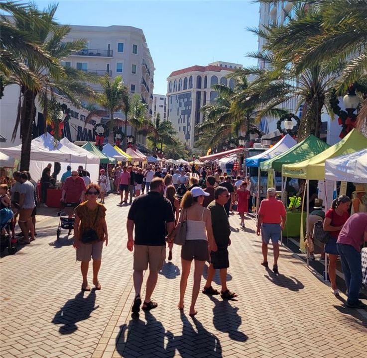 You can walk to the weekly farmers' market.