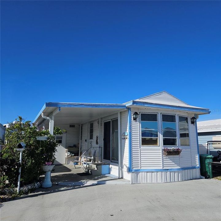 This cute 1 bedroom/1 bath mobile home could be your home away from home during those cold winter months!