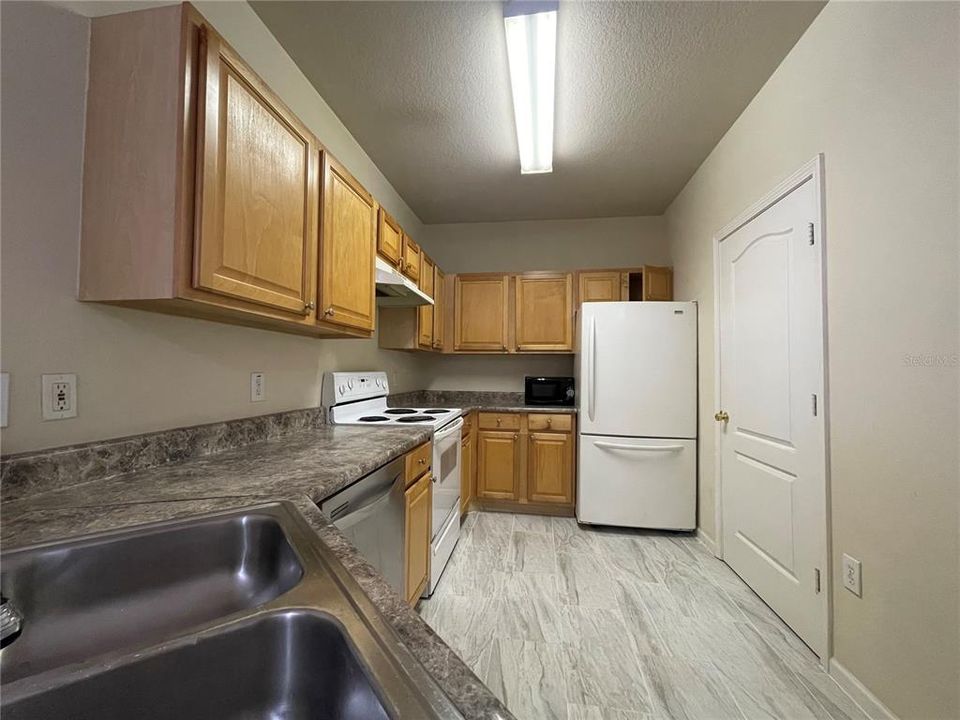 For Sale: $169,900 (1 beds, 1 baths, 951 Square Feet)