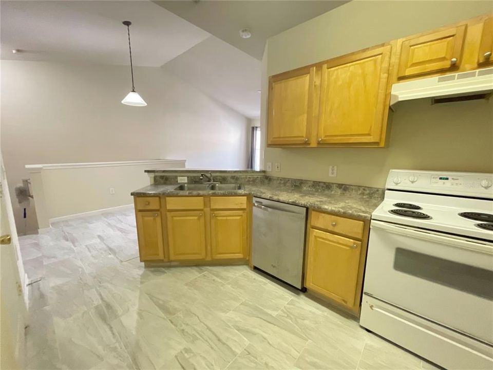 For Sale: $169,900 (1 beds, 1 baths, 951 Square Feet)