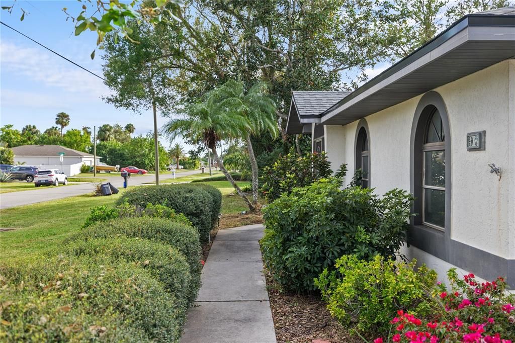 Active With Contract: $400,000 (3 beds, 2 baths, 2593 Square Feet)