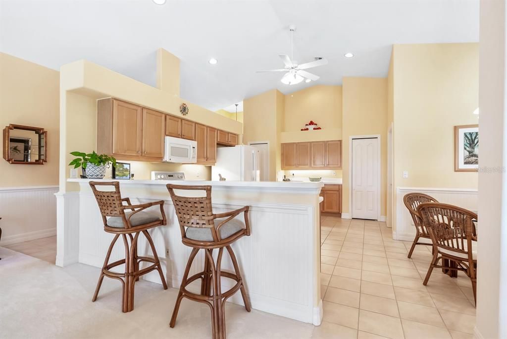 Kitchen w/ breakfast bar