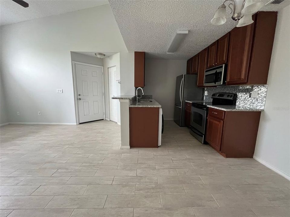 For Rent: $1,350 (1 beds, 1 baths, 648 Square Feet)