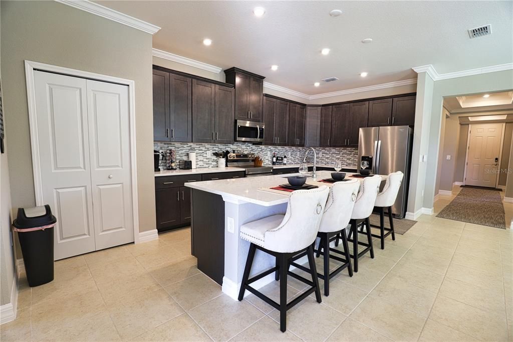 LARGE KITCHEN PANTRY