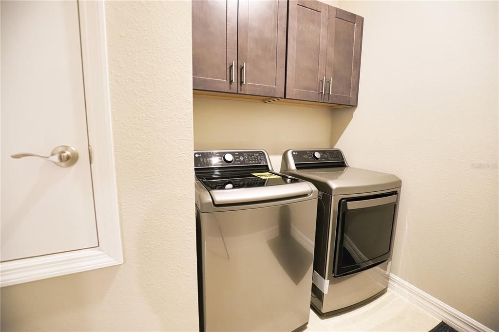 SEPARATE LAUNDRY ROOM