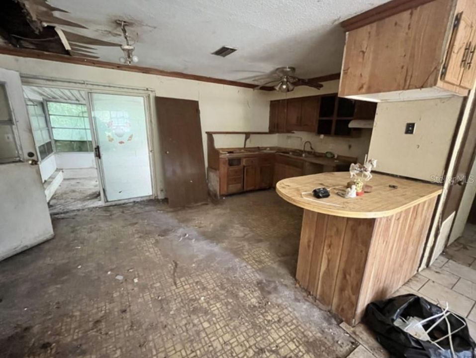 For Sale: $115,000 (4 beds, 2 baths, 1050 Square Feet)