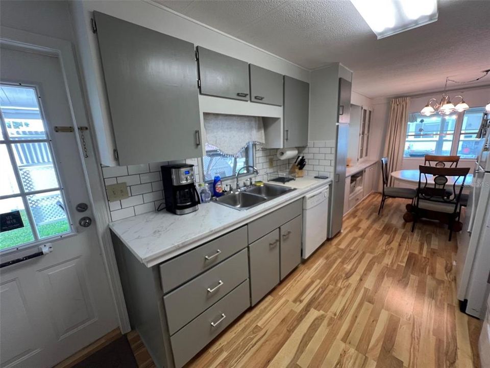 For Sale: $139,900 (2 beds, 2 baths, 960 Square Feet)