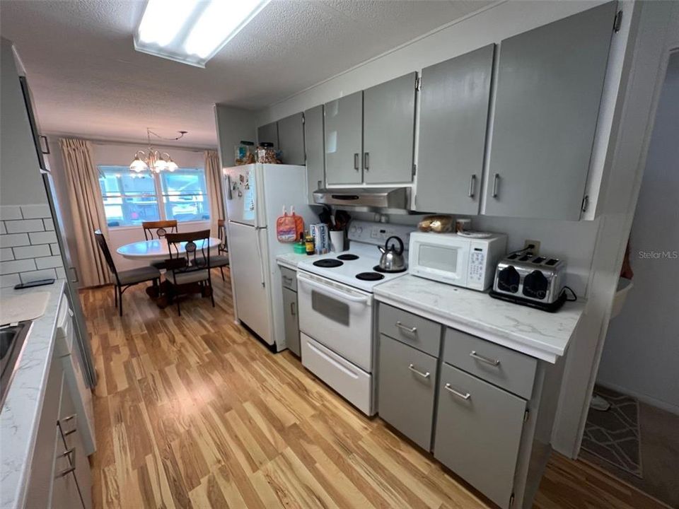 For Sale: $139,900 (2 beds, 2 baths, 960 Square Feet)