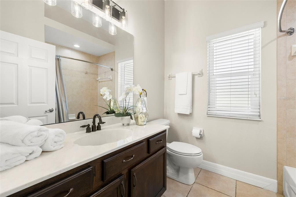 Hall bathroom with shower/tub combo