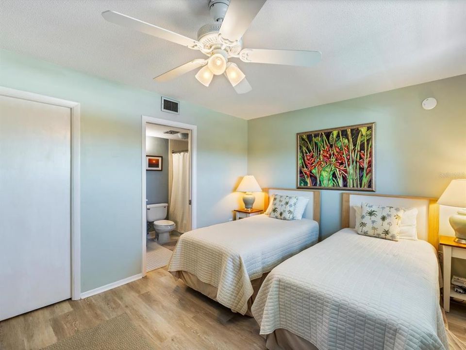 For Sale: $555,000 (2 beds, 2 baths, 872 Square Feet)