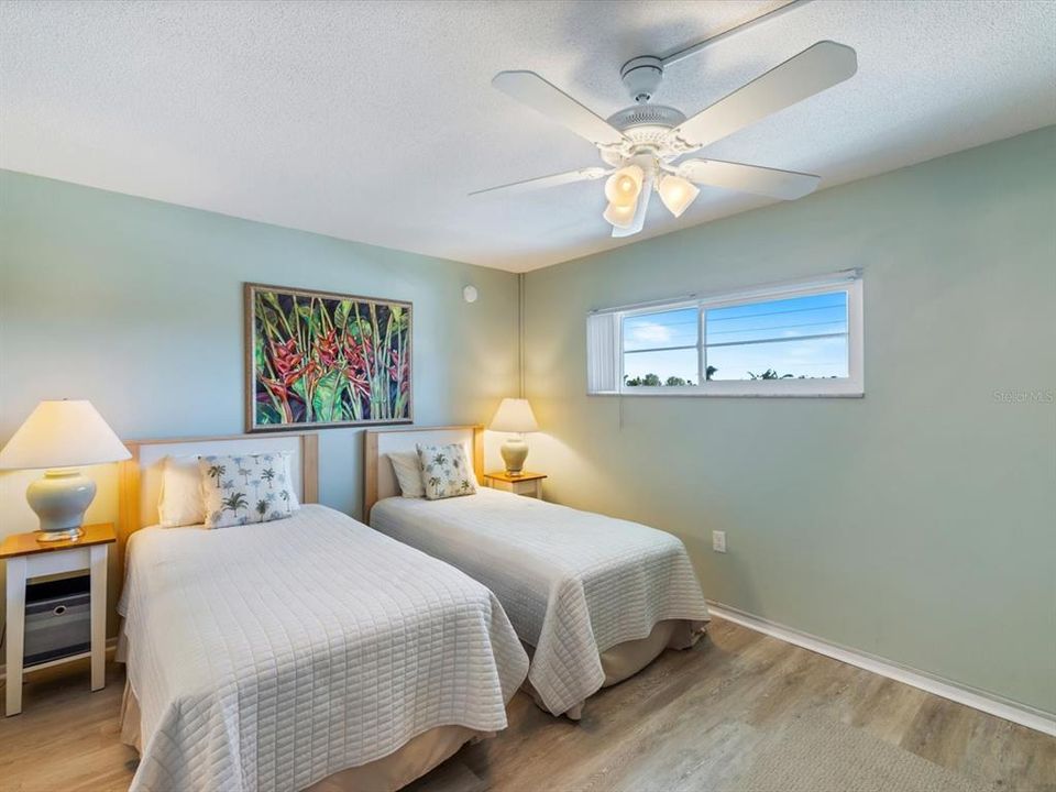 For Sale: $555,000 (2 beds, 2 baths, 872 Square Feet)