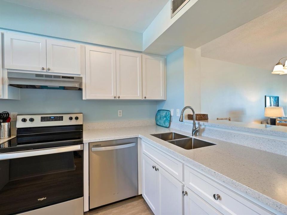 For Sale: $555,000 (2 beds, 2 baths, 872 Square Feet)