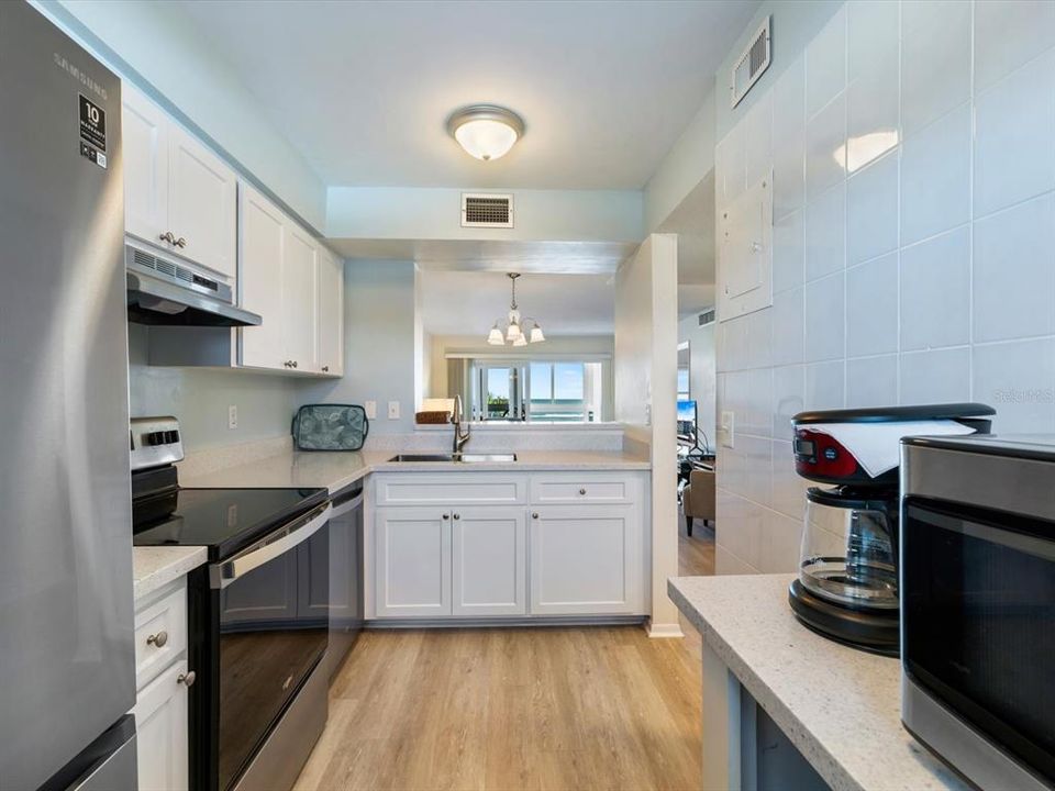 For Sale: $555,000 (2 beds, 2 baths, 872 Square Feet)