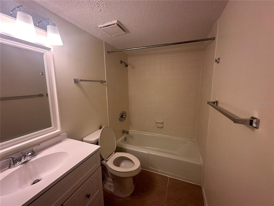 For Rent: $1,000 (1 beds, 1 baths, 822 Square Feet)