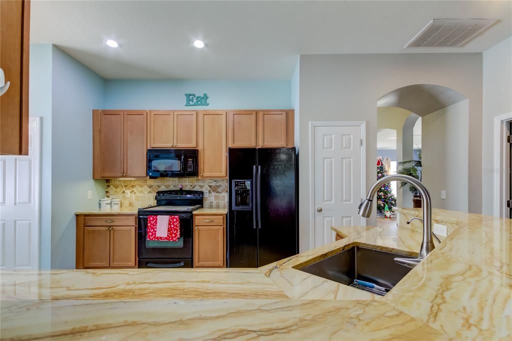 Cabinet & counter top space is everyones dream