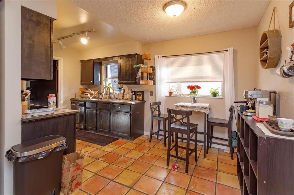 600 - Kitchen/Dining Area15' x 9 '