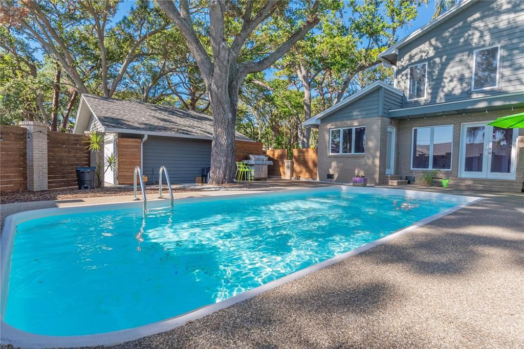 Pool lanai.