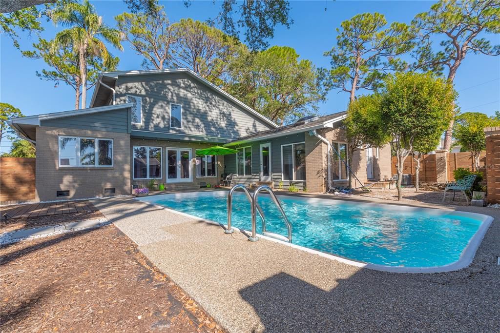 Private pool lanai.