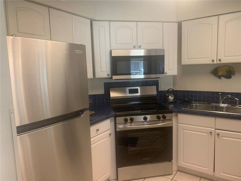 For Rent: $3,500 (2 beds, 2 baths, 830 Square Feet)