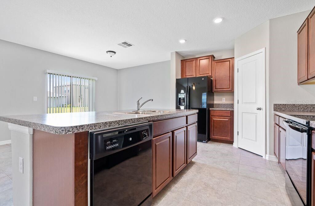 KITCHEN ISLAND (BACK VIEW)