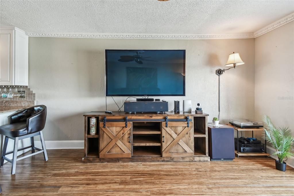 For Sale: $569,000 (2 beds, 1 baths, 1060 Square Feet)