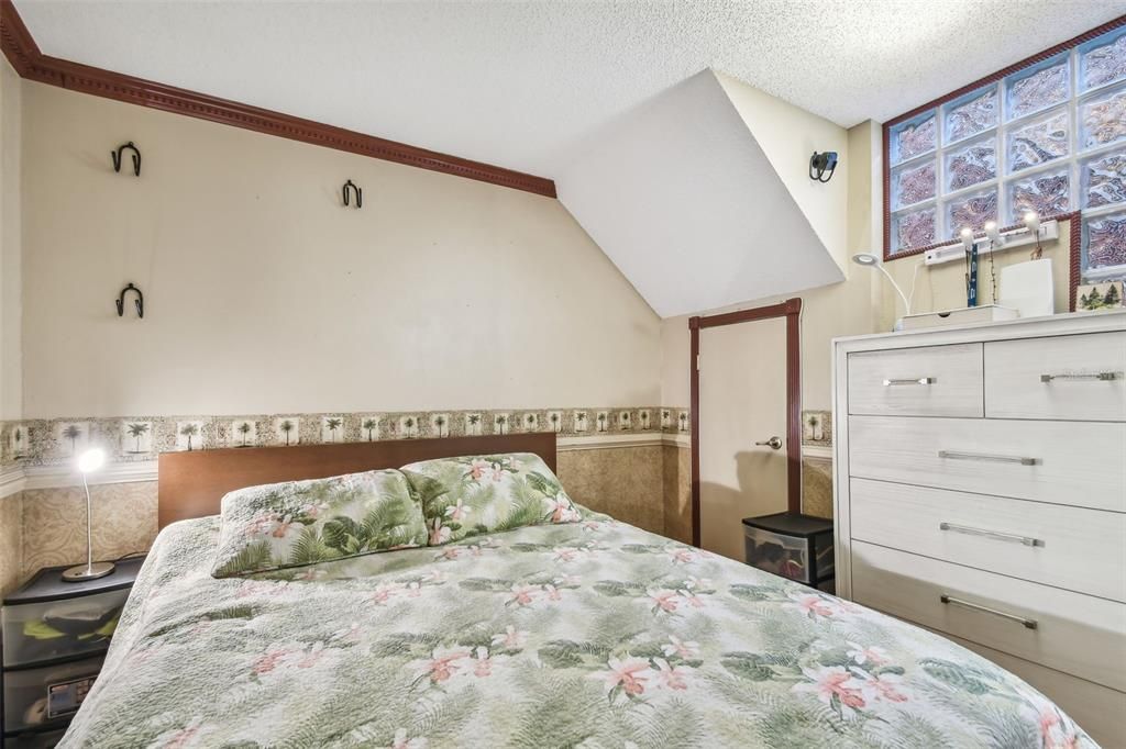 For Sale: $569,000 (2 beds, 1 baths, 1060 Square Feet)