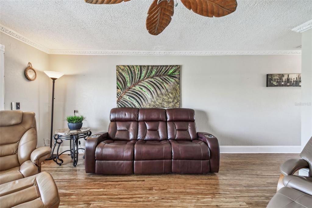 For Sale: $569,000 (2 beds, 1 baths, 1060 Square Feet)