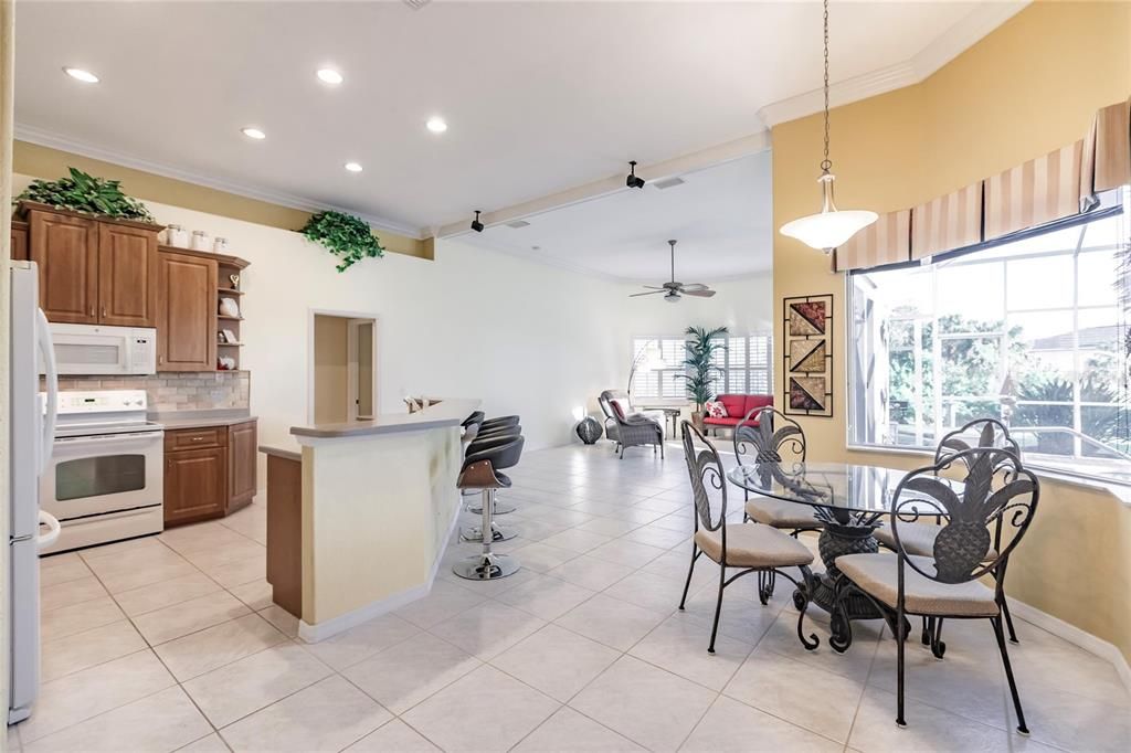 KITCHEN & CASUAL DINING AREA