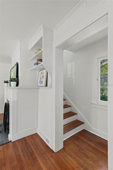 Oak steps to the 2nd floor.