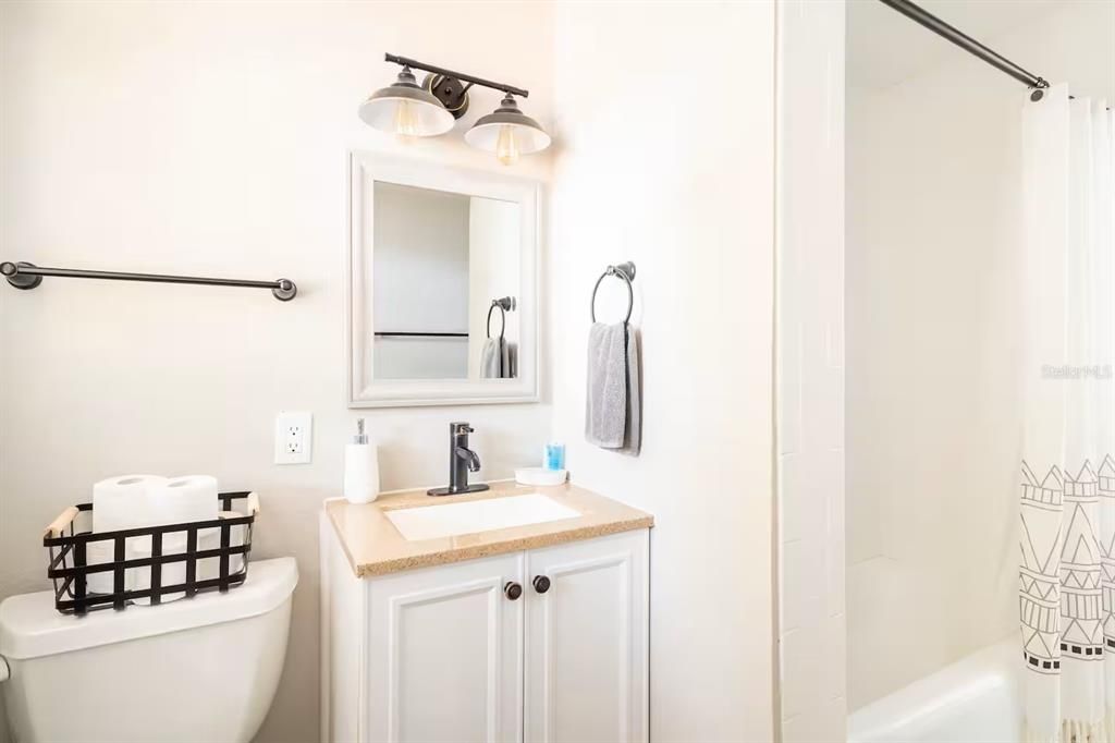 Full Guest bath with Tub Shower