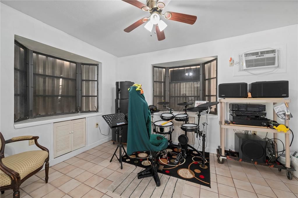 For Sale: $469,000 (3 beds, 2 baths, 1505 Square Feet)