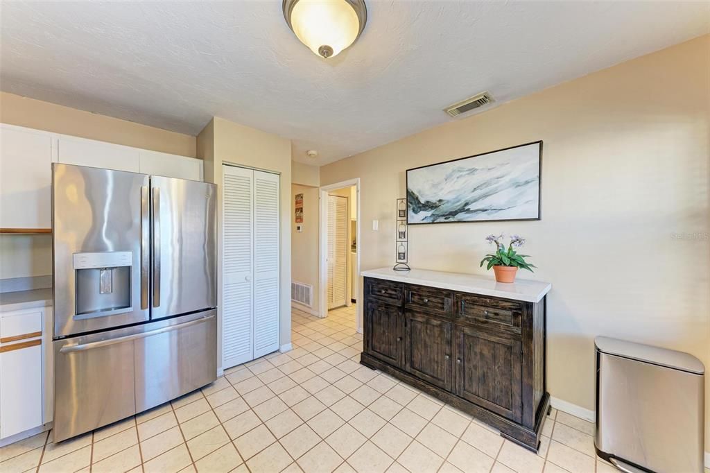 For Sale: $350,000 (2 beds, 2 baths, 1902 Square Feet)