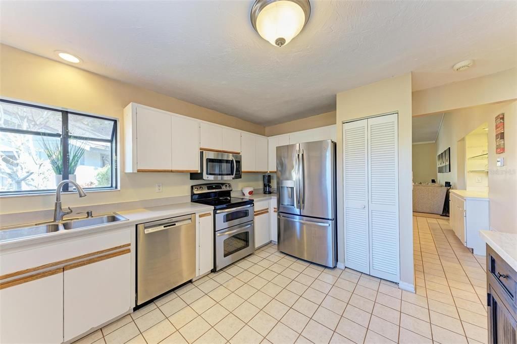 For Sale: $350,000 (2 beds, 2 baths, 1902 Square Feet)